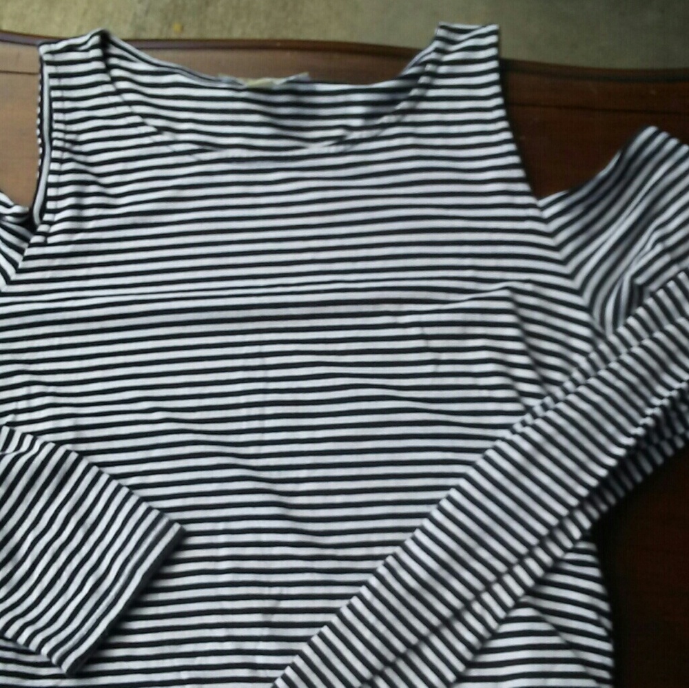 Micheal kors cold shoulder black &white strip l